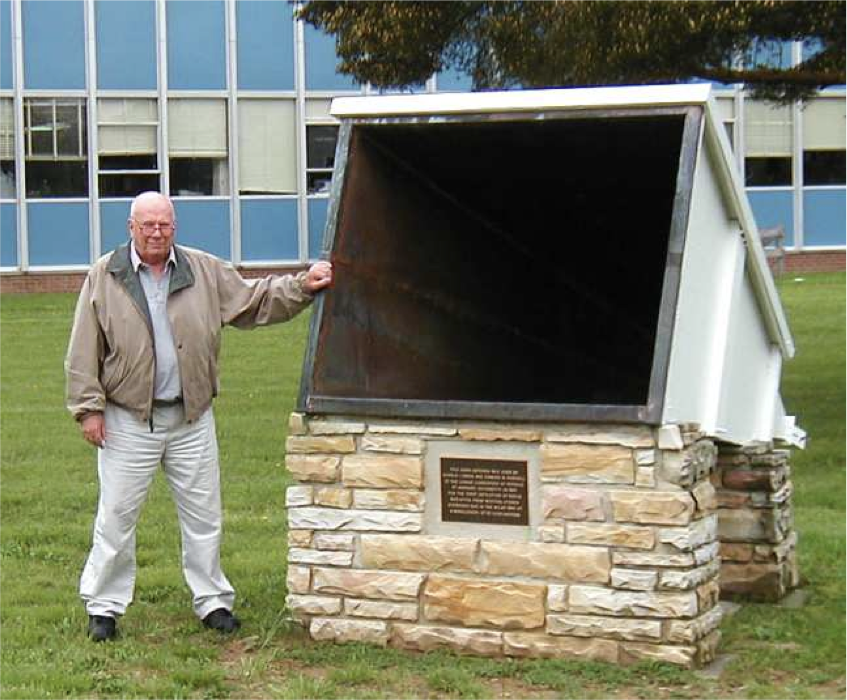 H.I. Ewen with his antenna